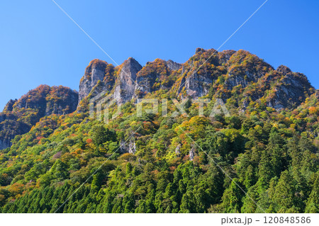 群馬県 紅葉に染まり始める秋の妙義山 群馬県 紅葉に染まり始める秋の妙義山 120848586