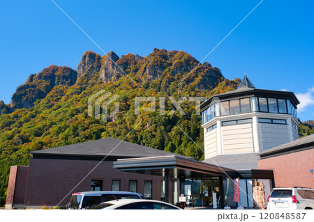 群馬県 紅葉に染まり始める秋の妙義山 妙義山パノラマパーク 120848587
