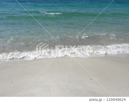 海 エメラルドグリーンの波打ち際 海 エメラルドグリーンの波打ち際 120848624