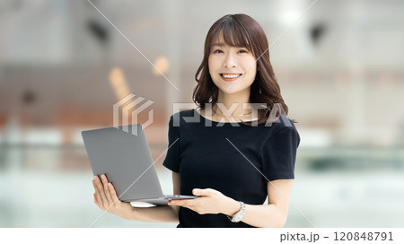 ノートパソコンを持つ女性・ビジネスウーマン 120848791