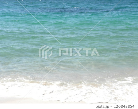 海　エメラルドグリーンの波打ち際 120848854