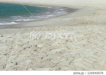 海 エメラルドグリーンの波打ち際 海 エメラルドグリーンの波打ち際 120848876