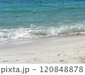 海　エメラルドグリーンの波打ち際 120848878