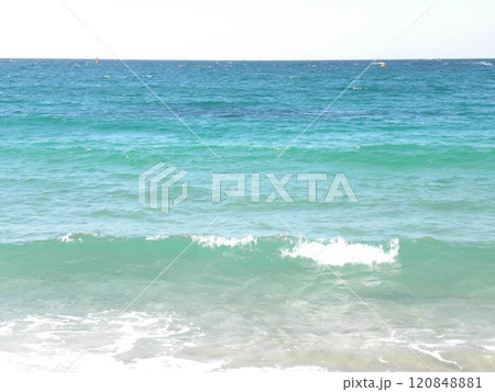 海　エメラルドグリーンの波打ち際 120848881