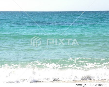 海　エメラルドグリーンの波打ち際 120848882