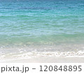 海　エメラルドグリーンの波打ち際 120848895