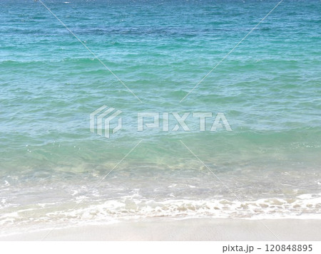 海　エメラルドグリーンの波打ち際 120848895