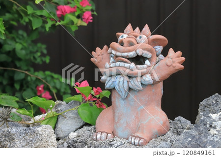 竹富島の路傍のシーサー 120849161