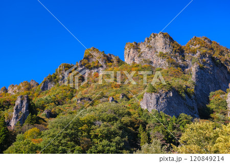 群馬県 紅葉に染まり始める秋の妙義山 120849214