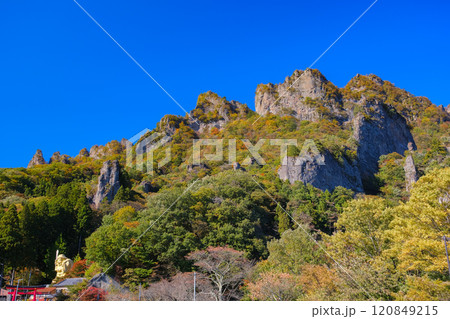 群馬県 紅葉に染まり始める秋の妙義山 県立妙義公園 120849215