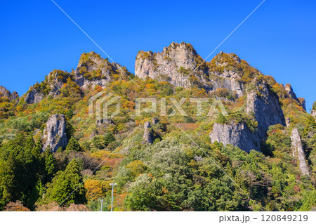 群馬県 紅葉に染まり始める秋の妙義山 120849219