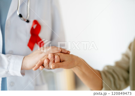 patient with a doctor in medical office 120849473