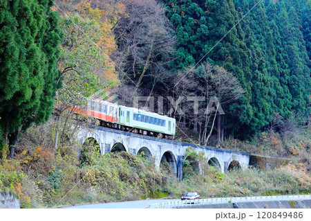 只見線　細越拱橋(めがね橋)／福島県大沼郡金山町 120849486