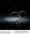 暗い背景のメガネ 120849951