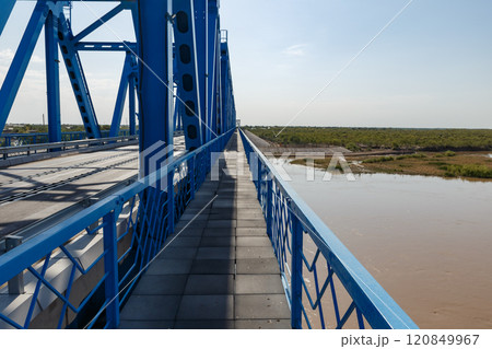 Bridge spans the Amu Darya River near Kipchak village in Karakalpakstan, Uzbekistan 120849967