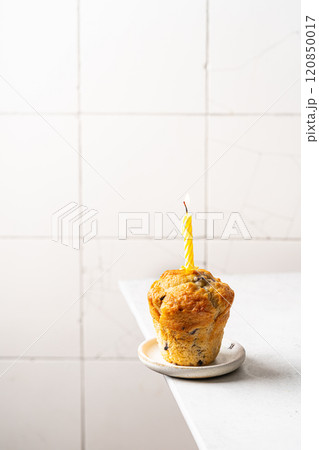homemade muffin with blueberries 120850017