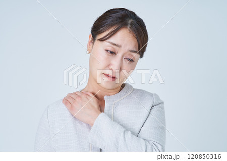 肩こりに苦しむビジネスウーマン 120850316