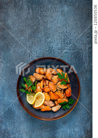 mussels no shell, boiled, mussels, peeled, in a bowl, with lemon and parsley, Chilean mussels, top view, no people, 120850536