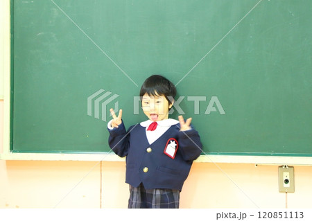 幼稚園　教室　黒板 120851113