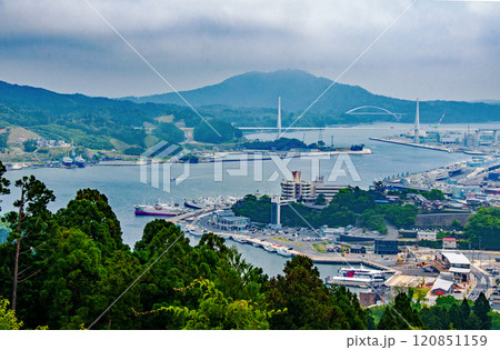 宮城県　気仙沼市　新緑の安波山から見晴らす市街地と大島 120851159