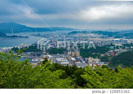 宮城県 気仙沼市 新緑の安波山から見晴らす市街地と大島 宮城県 気仙沼市 新緑の安波山から見晴らす市街地と大島 120851162