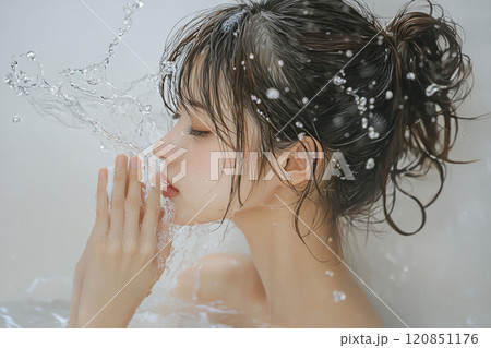 お風呂の湯船で顔に水を掛ける若い女性_2 お風呂の湯船で顔に水を掛ける若い女性_2 120851176