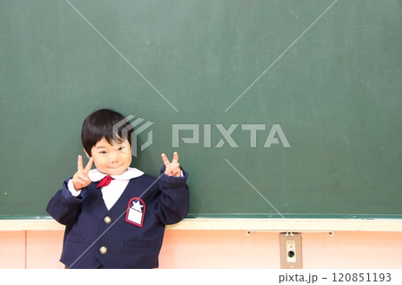 幼稚園　教室　黒板 120851193