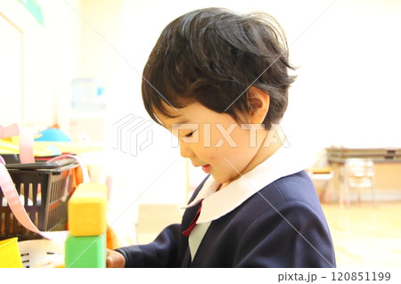幼児教室で遊ぶ男の子 120851199