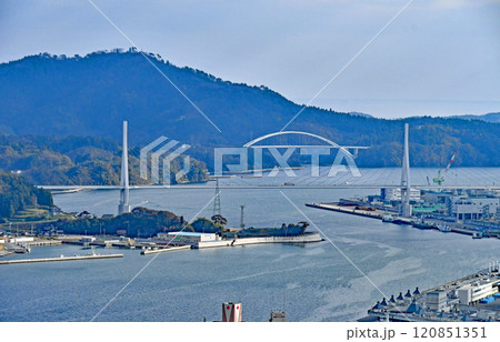 宮城県　気仙沼市　秋　安波山から見晴らす気仙沼湾横断橋と大島大橋 120851351