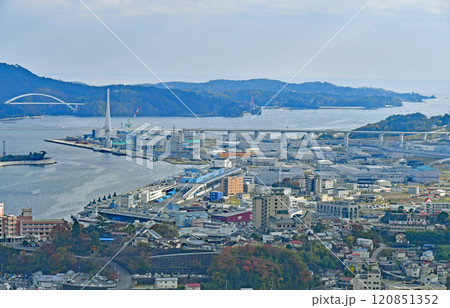 宮城県　気仙沼市　秋　安波山から見晴らす気仙沼湾横断橋と街並み 120851352