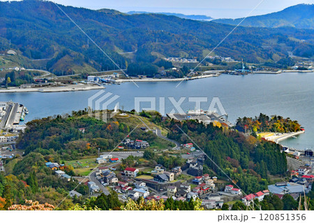 宮城県 気仙沼市 新緑の安波山から復興祈念公園を見下ろす 宮城県 気仙沼市 新緑の安波山から復興祈念公園を見下ろす 120851356