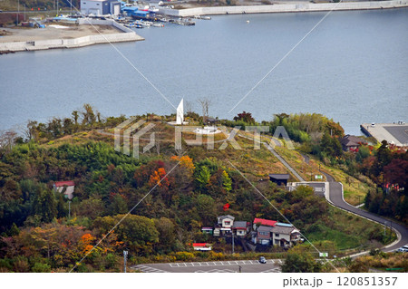 宮城県 気仙沼市 新緑の安波山から復興祈念公園を見下ろす 宮城県 気仙沼市 新緑の安波山から復興祈念公園を見下ろす 120851357