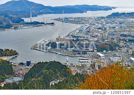 宮城県　気仙沼市　秋　安波山から見晴らす気仙沼湾横断橋と街並み 120851397