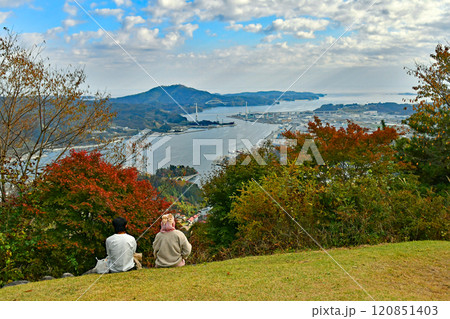 宮城県 気仙沼市 秋 安波山頂上のカップル登山者 宮城県 気仙沼市 秋 安波山頂上のカップル登山者 120851403