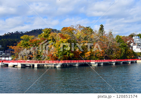宮城県　気仙沼市　気仙沼湾　遊覧船から眺める神明崎　五十鈴神社　浮見堂 120851574