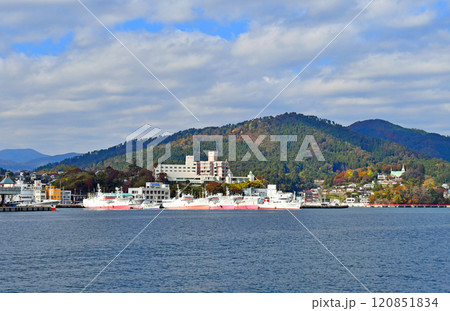 宮城県　気仙沼市　気仙沼湾　遊覧船から眺める係留岸壁の漁船と紅葉の安波山 120851834