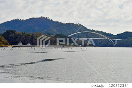 宮城県 気仙沼市 気仙沼湾 遊覧船から眺める大島大橋 宮城県 気仙沼市 気仙沼湾 遊覧船から眺める大島大橋 120852384