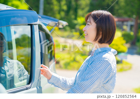 車でドライブ旅行中の女性　車と女性 120852564