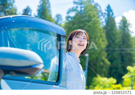 車でドライブ旅行中の女性　車と女性 120852571