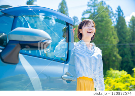 車でドライブ旅行中の女性　車と女性 120852574
