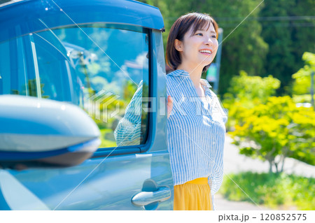 車でドライブ旅行中の女性　車と女性 120852575