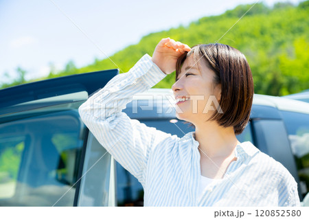 車でドライブ旅行中の女性 車と女性 車でドライブ旅行中の女性 車と女性 120852580