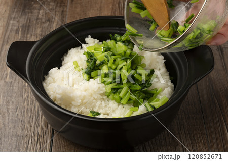 菜飯　土鍋で炊いた白米に塩茹でした蕪の葉を混ぜる 120852671