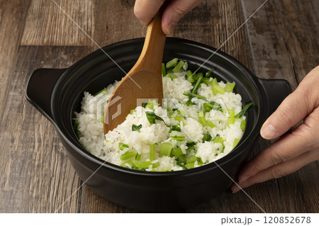 菜飯　土鍋で炊いた白米に塩茹でした蕪の葉を混ぜる 120852678