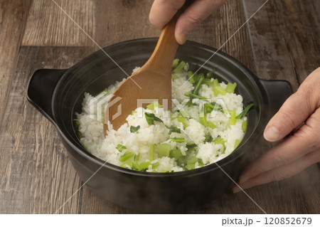 菜飯 土鍋で炊いた白米に塩茹でした蕪の葉を混ぜる 菜飯 土鍋で炊いた白米に塩茹でした蕪の葉を混ぜる 120852679