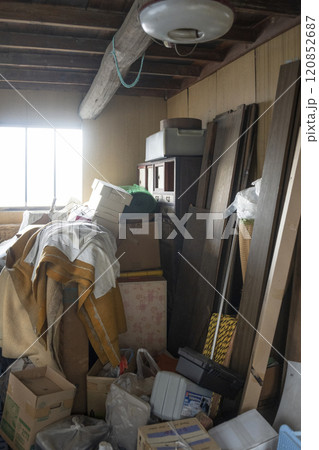 空き家に不法投棄されたゴミ 空き家に不法投棄されたゴミ 120852687