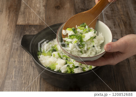 菜飯を茶碗に盛り付ける 菜飯を茶碗に盛り付ける 120852688