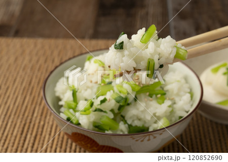 菜飯を箸で持ち上げる 菜飯を箸で持ち上げる 120852690