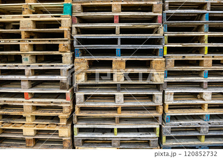 積み上げられた木製パレット 120852732