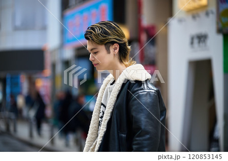 街角でに立つ革ジャンの若い男性 120853145